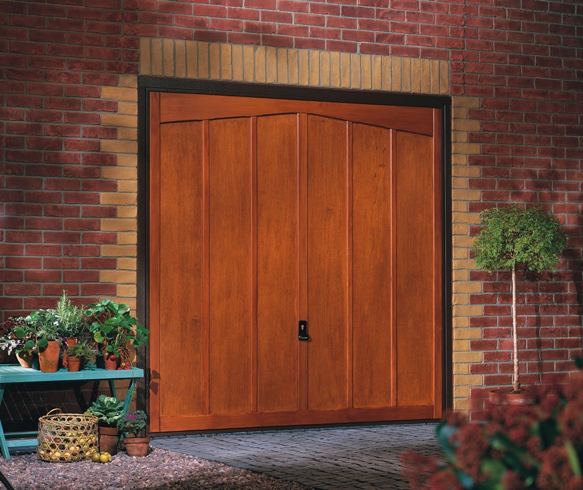 tudor-wooden-garage-door