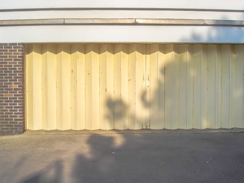 Concertina garage door